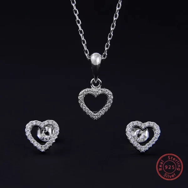 JUEGO DE ARETES Y COLLAR DE CORAZONES CON INCRUSTACIONES DE GEMAS